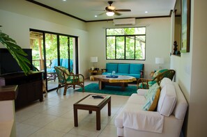 Luxury Villa, 1 King Bed, Living Room, Ocean View | Oppholdsområde | En 42-tommers Flatskjerm-TV med Parabol-TV samt TV og fotballspill