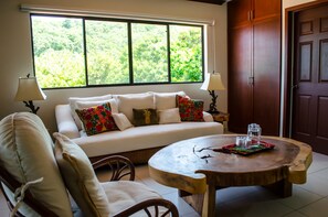 Luksusvilla, 2 soverom, terrasse, havutsikt | Oppholdsområde | En 42-tommers Flatskjerm-TV med Parabol-TV samt TV og fotballspill