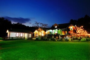 Front of property – evening/night - Fulnaeum House Pension (Gyeongju)