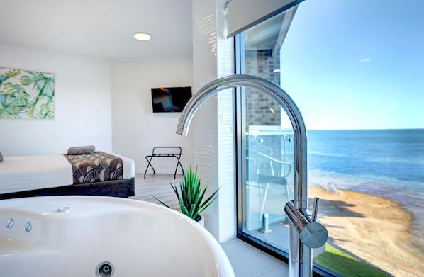Studio Luxe, 1 très grand lit, bain à remous, vue mer | Vue sur la plage/l’océan