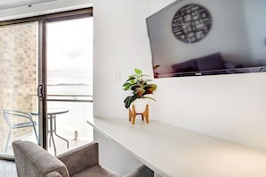 Chambre Exécutive, 1 très grand lit, vue mer | Salle de séjour