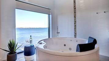 Estúdio superluxo, 1 cama King, banheira de hidromassagem, vista para o mar | Espaço de trabalho para notebook, ferros/tábuas de passar roupa