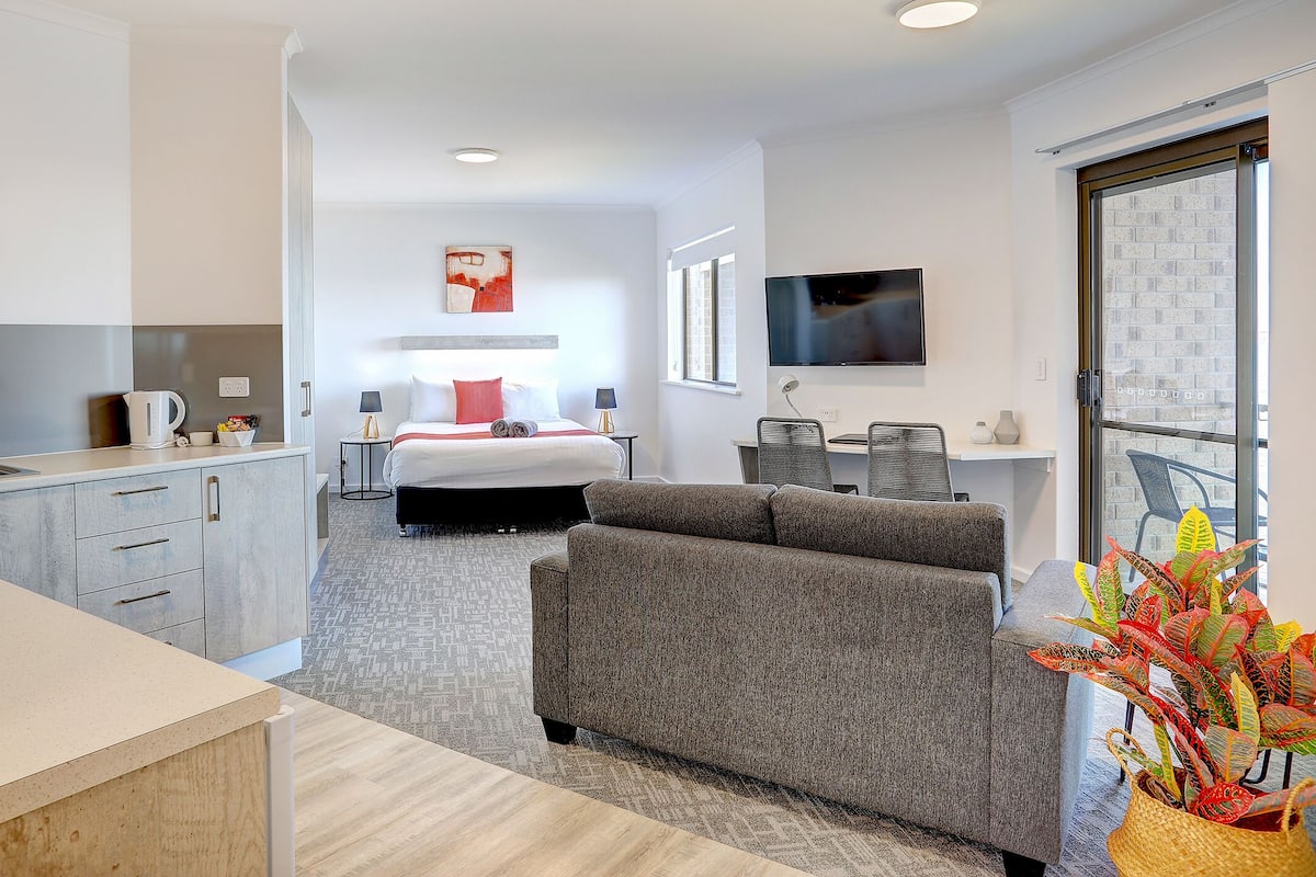 Comfort-Studio, 1 King-Bett, Meerblick | Wohnbereich | Flachbildfernseher