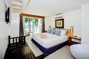 Rum - 1 kingsize-säng - utsikt mot stranden - mot vattnet (Premiere Room) | Värdeförvaringsskåp på rummet, skrivbord, gratis wi-fi och sängkläder