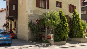 A two-story building with a sign for Hotel Garni. - Tautermann Garni (Innsbruck)