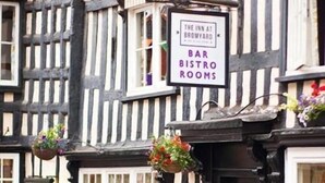 Une enseigne indiquant « The Inn at Bromyard », avec les mentions « bar », « bistro » et « chambres ».