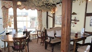 Un coin repas chaleureux, avec des meubles en bois et des décorations florales.