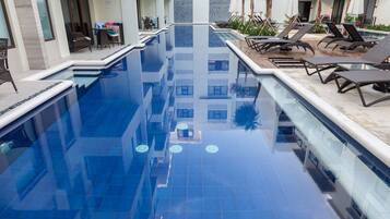 2 piscines extérieures, parasols de plage, chaises longues