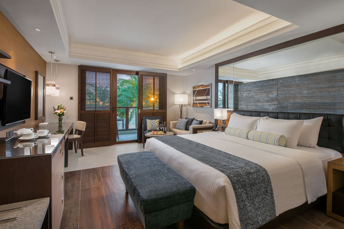 Grand w/ Seaview (Beach Wing) | Premium bedding, in-room safe, desk, laptop workspace