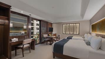 高档床上用品、客房内保险箱、办公桌、笔记本电脑工作区