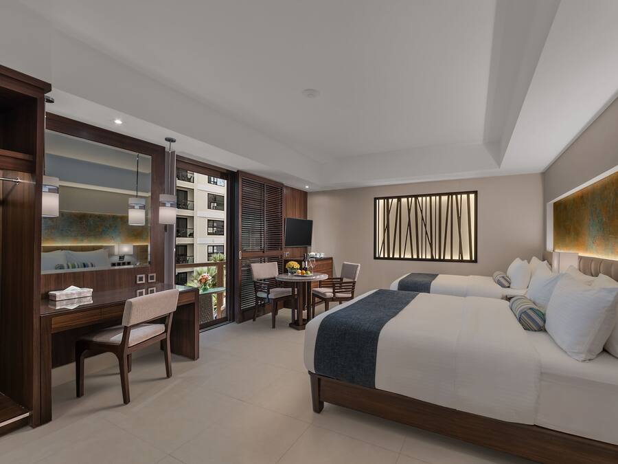 Premium bedding, in-room safe, desk, laptop workspace