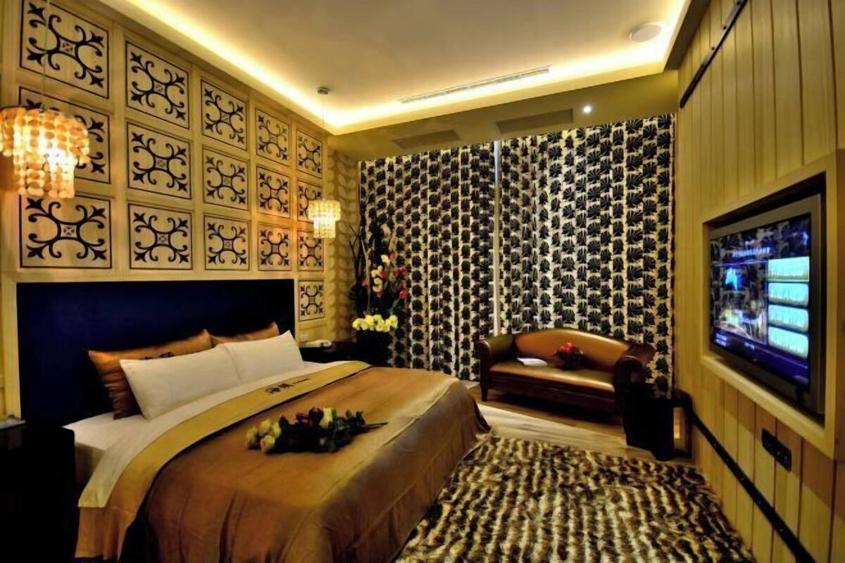 Down comforters, minibar, blackout drapes, soundproofing