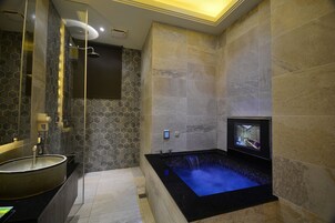 獨立浴缸及淋浴設備、風筒、拖鞋、提供毛巾