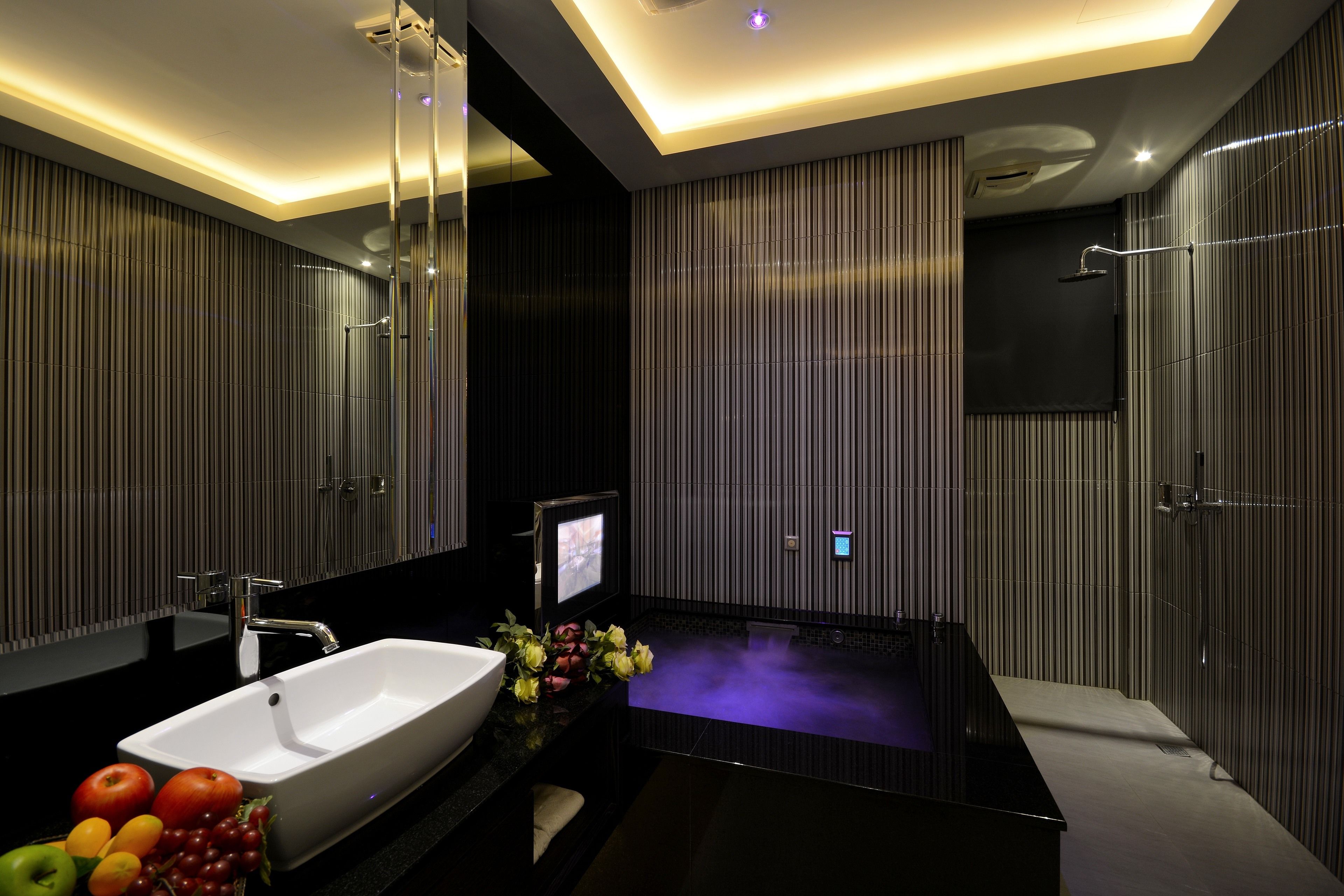 Bañera y ducha independientes, secador de pelo, pantuflas, toallas