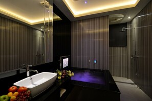 Separate bathtub and shower, hair dryer, slippers, towels - Hae Duenn Motel (Taichung)