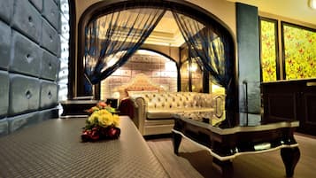 Edredones de plumas, minibar, cortinas opacas