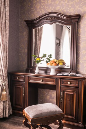 Deluxe King Room | Premium bedding, in-room safe, desk, iron/ironing board - Shah Palace Hotel (Bishkek)