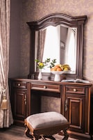 Quarto conforto | Roupas de cama premium, cofres nos quartos, escrivaninha