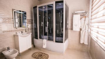 Phòng tiện nghi đơn giản | Phòng tắm | Đồ dùng nhà tắm miễn phí, máy sấy tóc, dép đi trong nhà