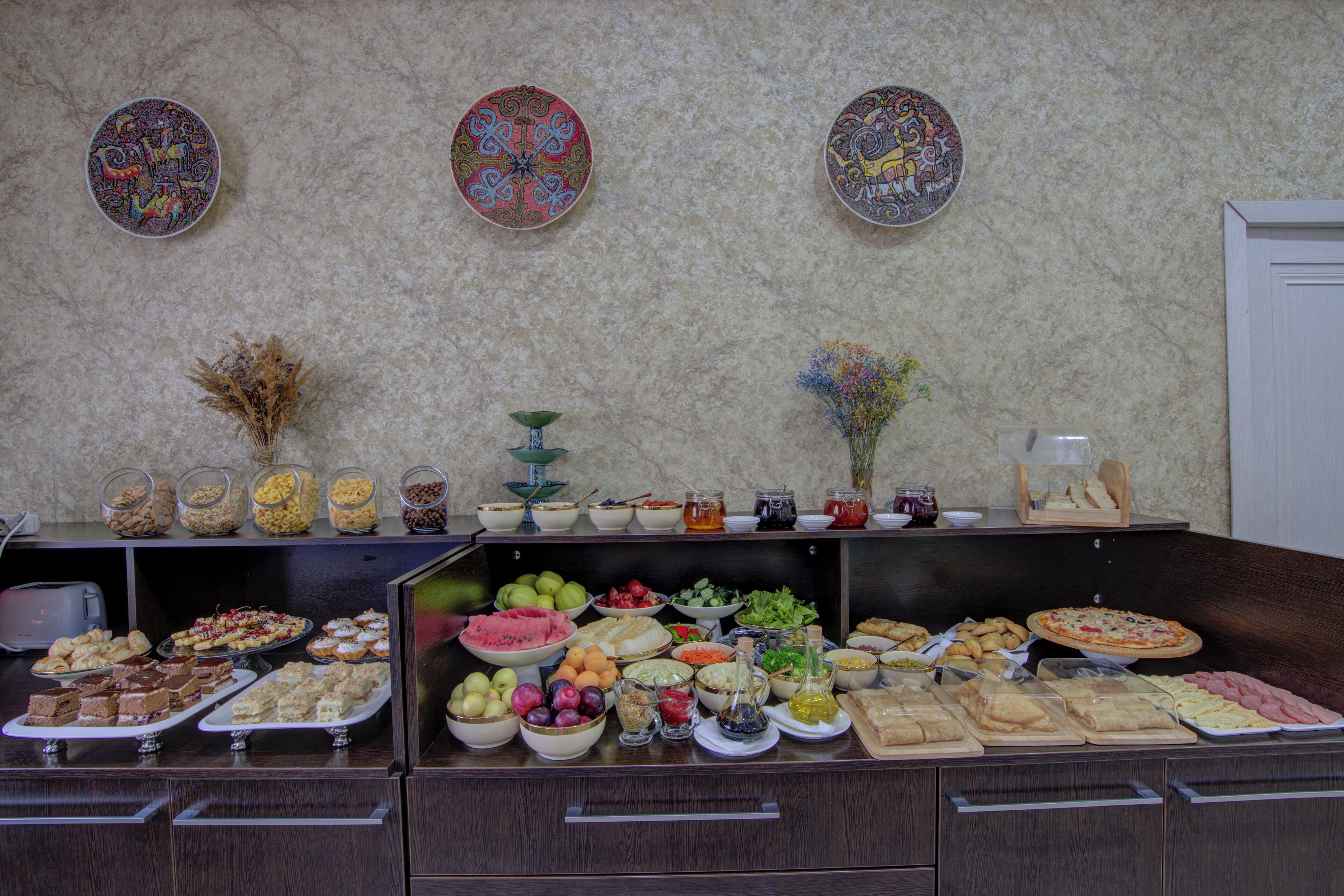 Breakfast, lunch, dinner served; local and international cuisine 