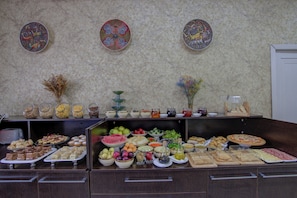 Breakfast, lunch, dinner served; local and international cuisine