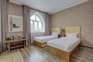 Ropa de cama de alta calidad y caja de seguridad en la habitación