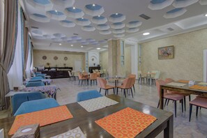 Phục vụ bữa sáng, bữa trưa, bữa tối, món địa phương và quốc tế