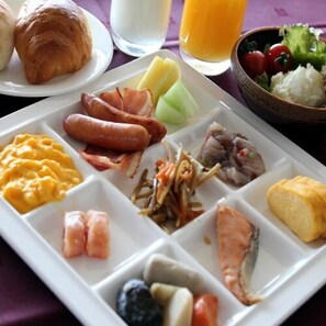 Daily buffet breakfast (JPY 1620 per person)