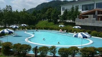 Piscine extérieure (ouverte en saison)