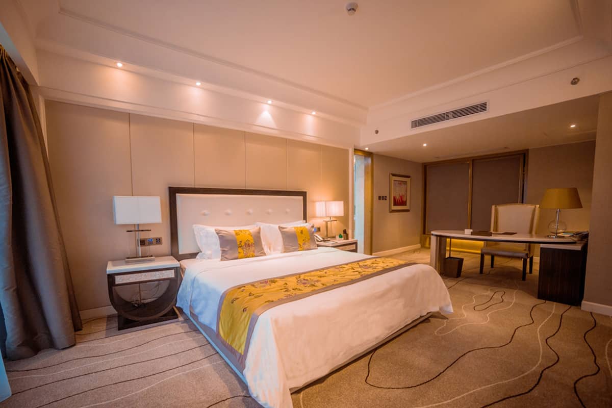 Suite estudio superior | Minibar, caja fuerte, escritorio y cortinas opacas