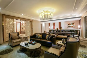 Minibar, in-room safe, desk, blackout curtains - YM Gold Olives Harmony International Hotel (Shenzhen)