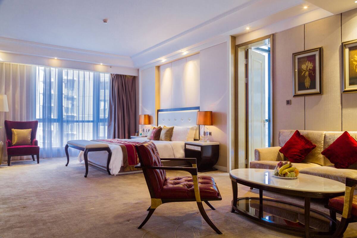 Executive Room (Deluxe) | Minibar, in-room safe, desk, blackout curtains
