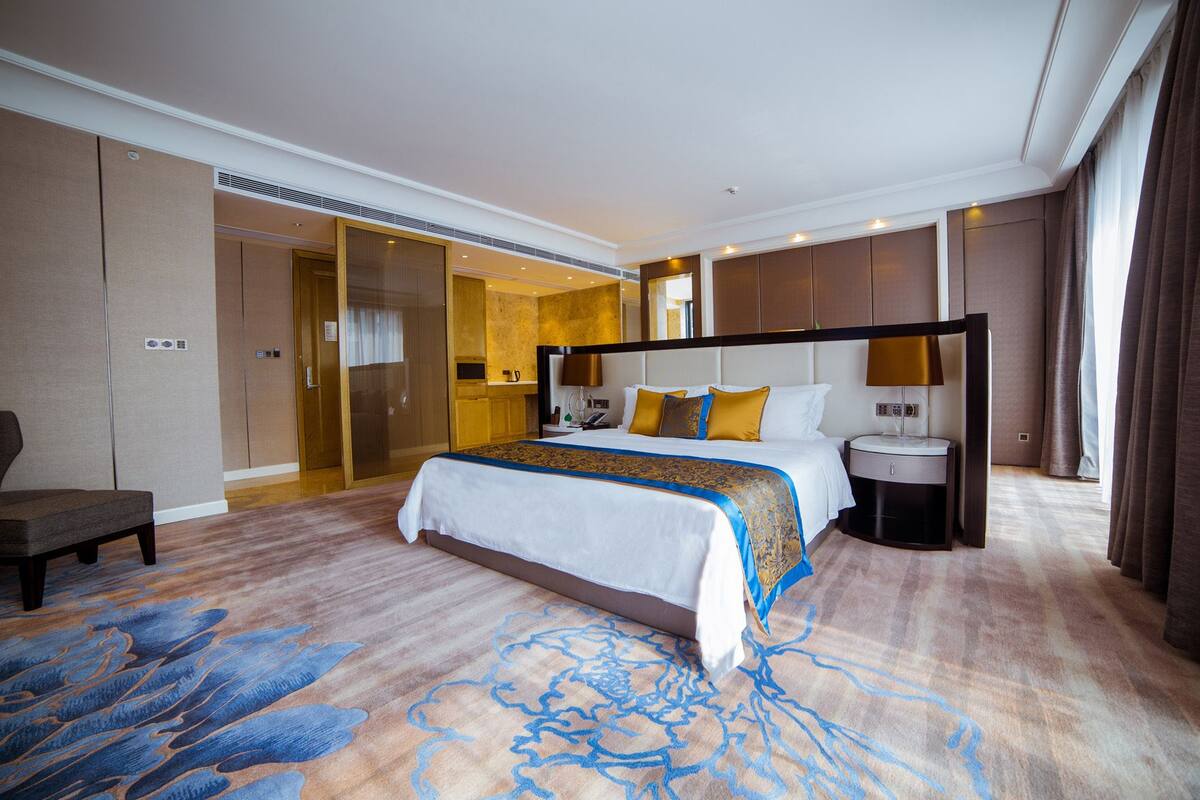 Superior Suite | Minibar, in-room safe, desk, blackout curtains