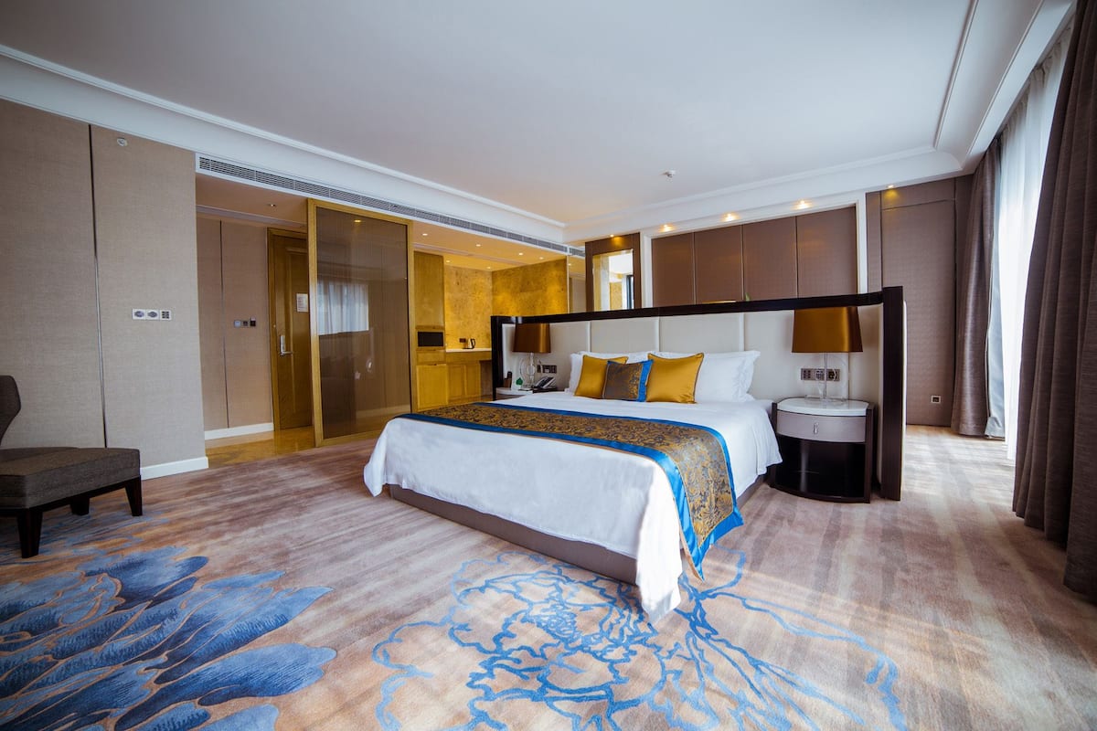 Suite superior | Minibar, caja fuerte, escritorio y cortinas opacas