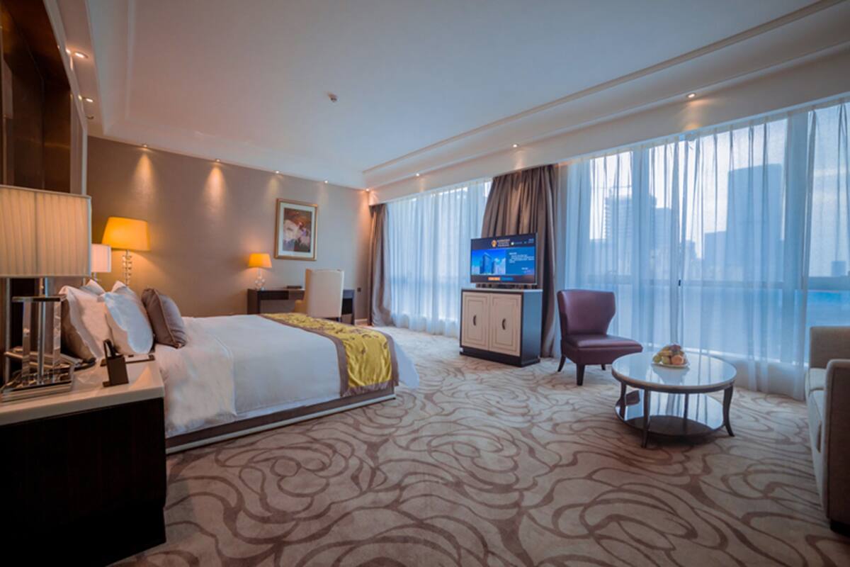 Deluxe Room | Minibar, in-room safe, desk, blackout curtains