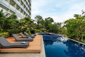 Outdoor pool - Clove Hotel (Bandung)