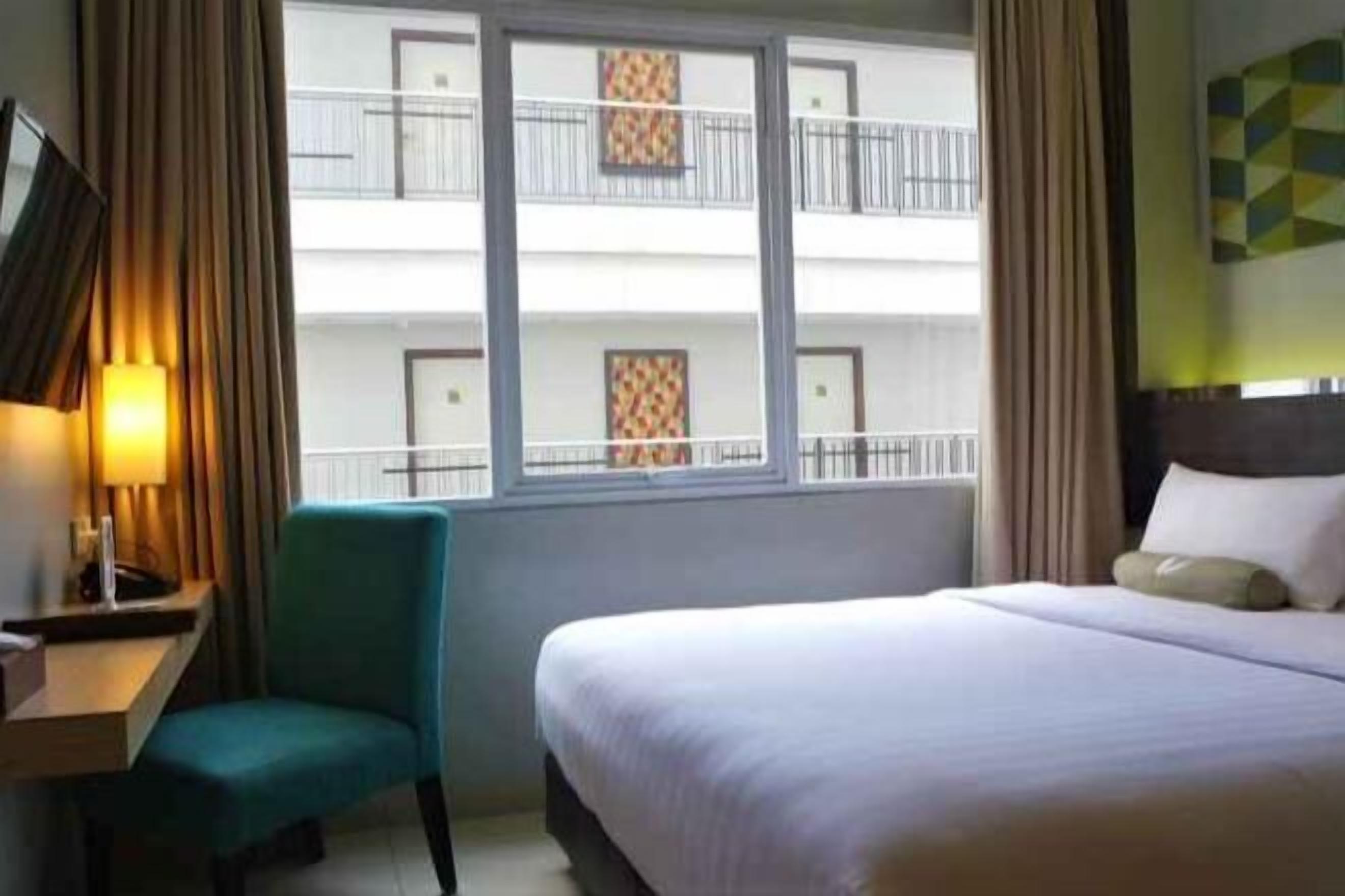 Ropa de cama de alta calidad y caja de seguridad en la habitación 