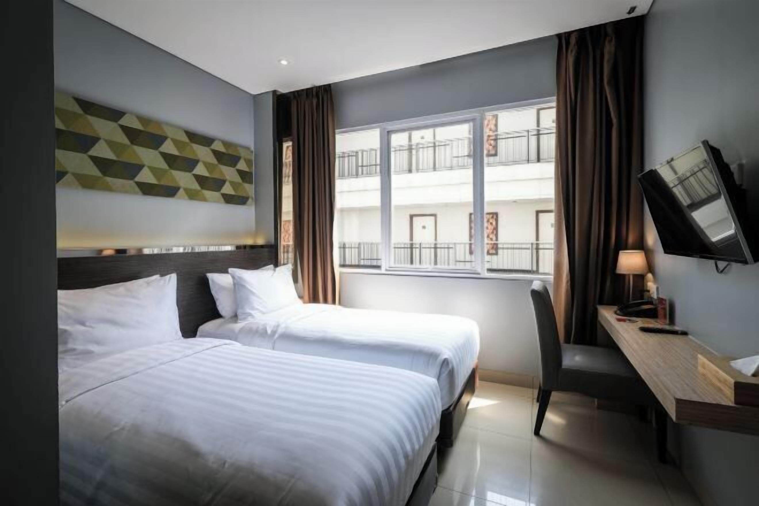 Peralatan tempat tidur premium, peti besi dalam bilik, meja 