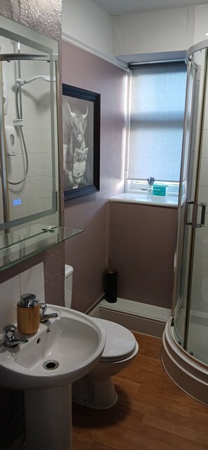 Standard Twin Room, Private Bathroom (Separate Private Bathroom) | Bathroom - The Crafty Cow (Bristol)