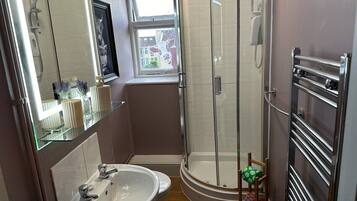 Standard Twin Room, Private Bathroom (Separate Private Bathroom) | Bathroom