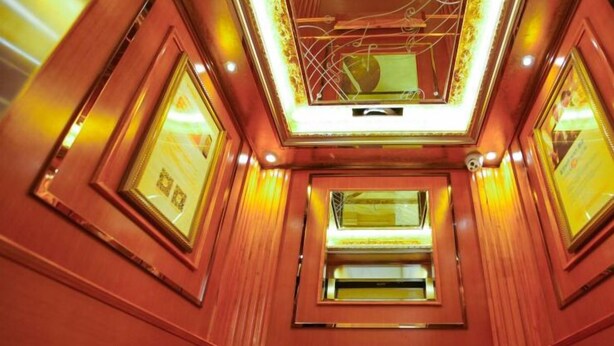 A room with a wooden ceiling, framed mirrors, and recessed lighting. - Vienna International Hotel (Changsha)