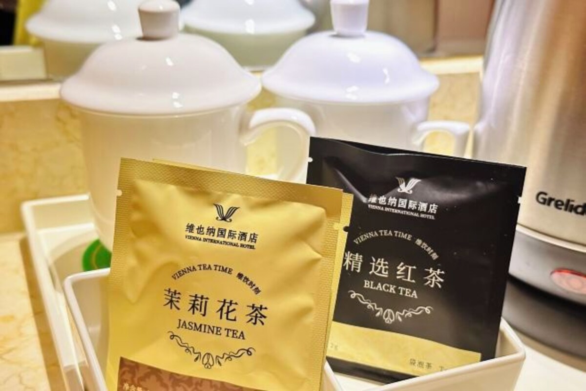 Dues bosses de te, una amb la inscripció 'Vienna Tea Time' i l'altra 'Black Tea', dins d'un recipient blanc.
