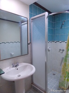 Ducha, artículos de tocador gratuitos, toallas