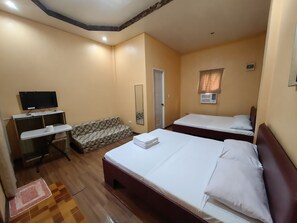Chambre quadruple | Salle de bain | Douche, articles de toilette (gratuits), serviettes fournies