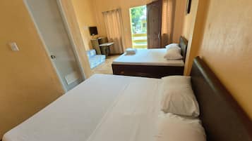 Habitación cuádruple | Escritorio, wifi gratis, ropa de cama