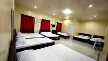 Grand Room | Desk, free WiFi, bed sheets