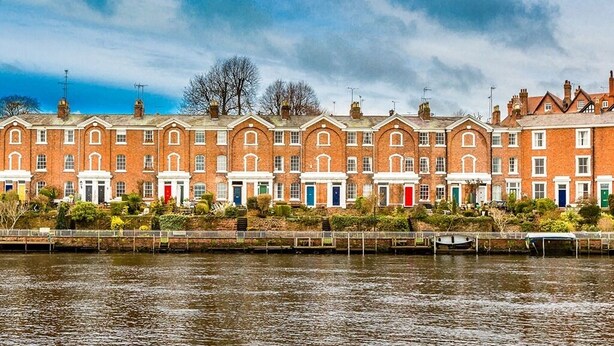 A row of red brick terraced houses by a canal. - Rondeva (Chester)