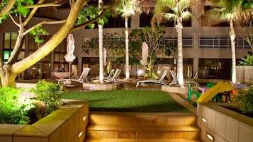 Hồ bơi ngoài trời, dù/ô trên bãi biển/hồ bơi, ghế dài tắm nắng