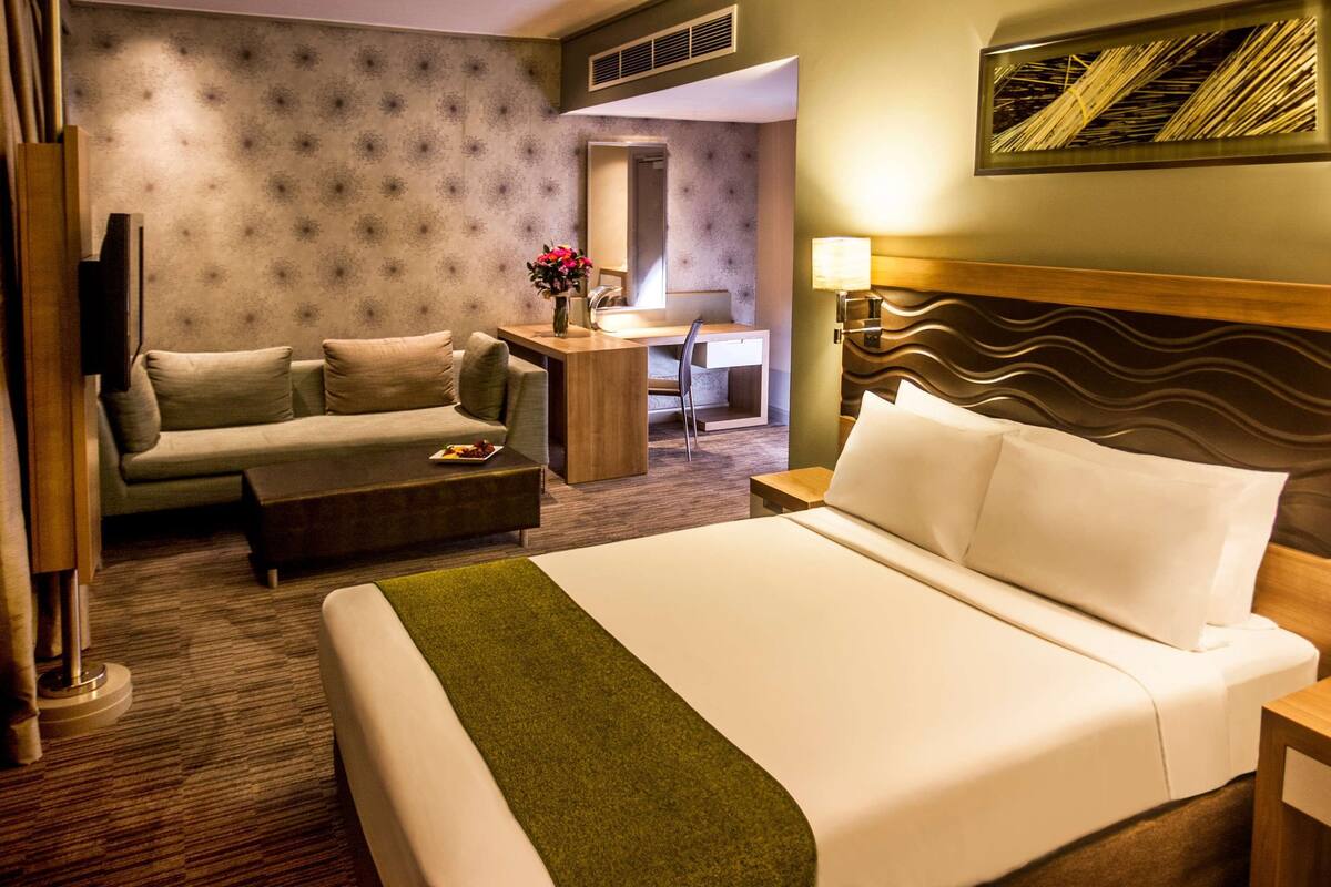 suite | minibar, in-room safe, desk, blackout curtains