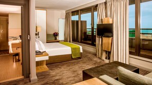 Suite | Minibar, in-room safe, desk, blackout drapes